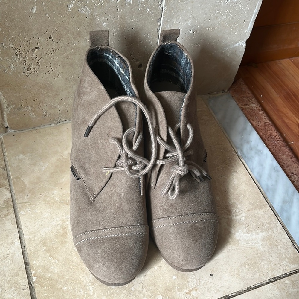 Bongo’s suede shoes